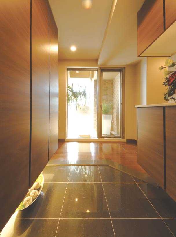 玄関にも自然の光をたっぷり採り込むピクシャーウインドウ（当社施工例）