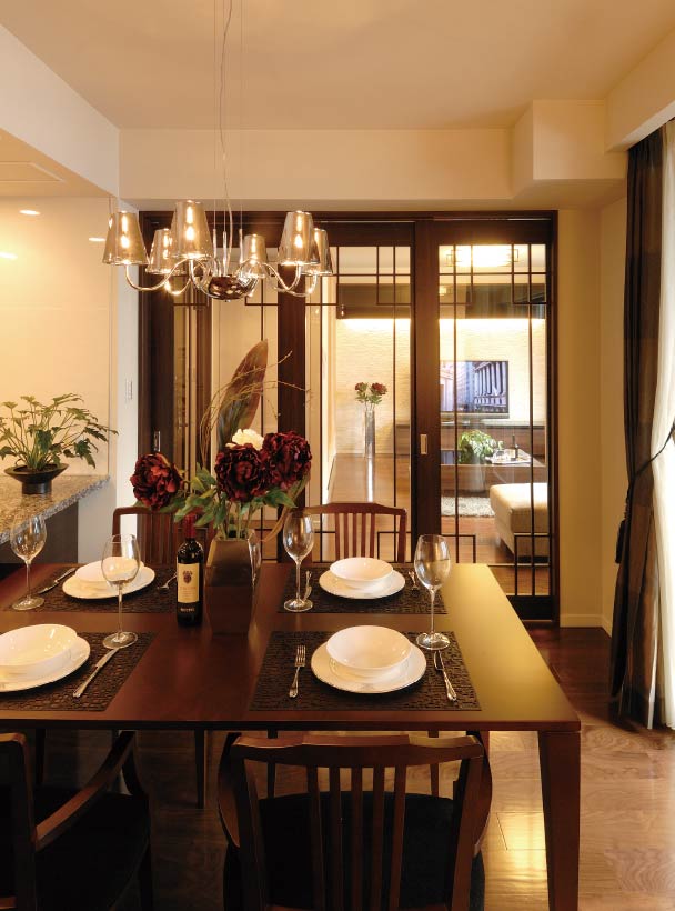 リビングとダイニングを間仕切るデザインを施したガラス扉（当社施工例）