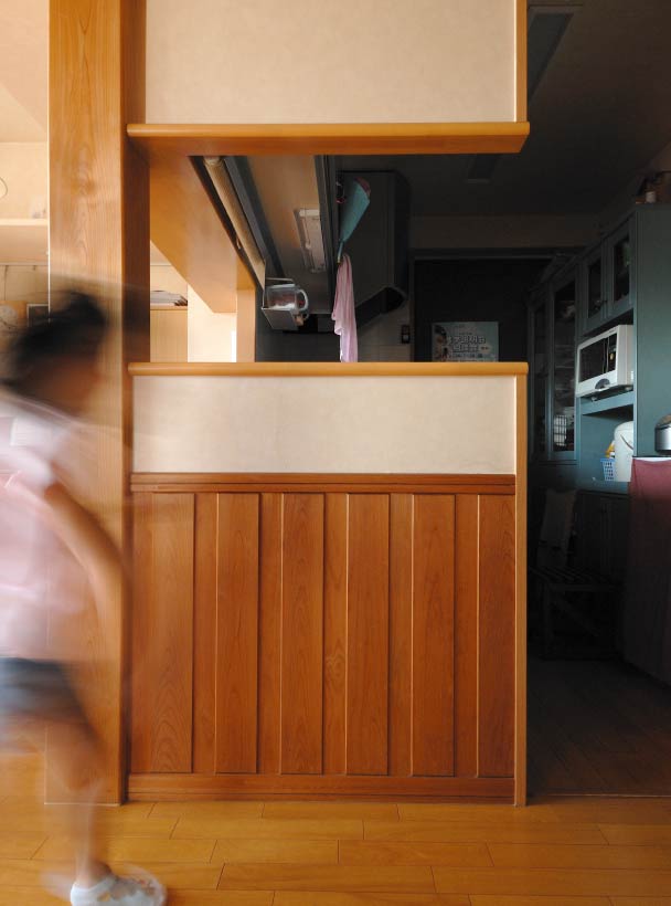 リビング・ダイニングには天然木を使用した腰壁パネル（当社施工例）