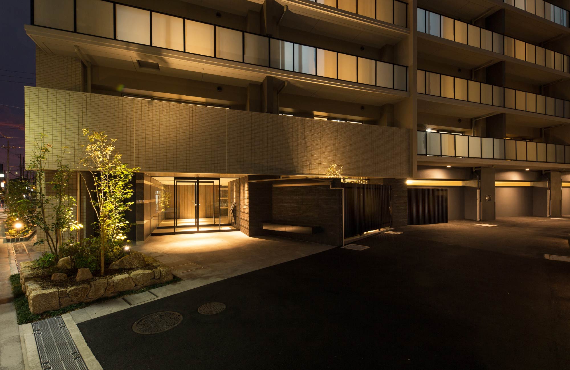 南側エントランスアプローチ